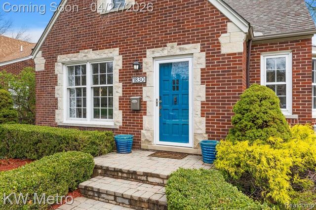 1830 Stanhope Street, Grosse Pointe Woods, MI 48236