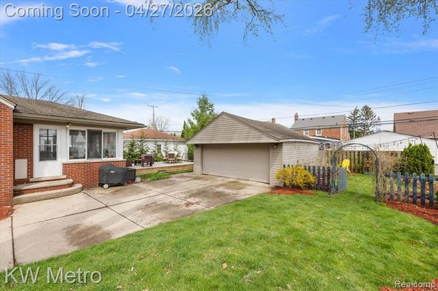 1830 Stanhope Street, Grosse Pointe Woods, MI 48236