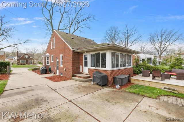 1830 Stanhope Street, Grosse Pointe Woods, MI 48236
