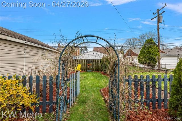 1830 Stanhope Street, Grosse Pointe Woods, MI 48236