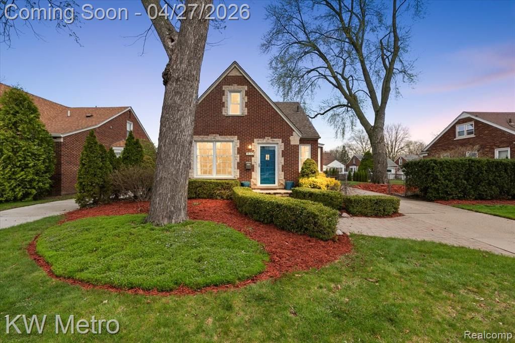 1830 Stanhope Street, Grosse Pointe Woods, MI 48236