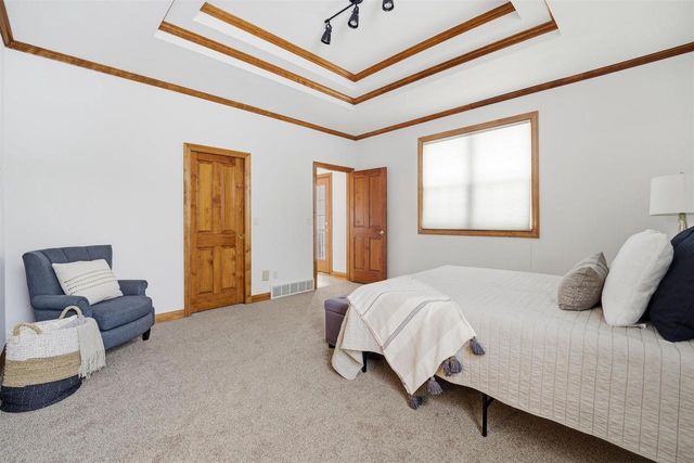 321 E APPLE CREEK ROAD, Appleton, WI 54913