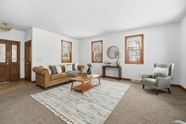 321 E APPLE CREEK ROAD, Appleton, WI 54913