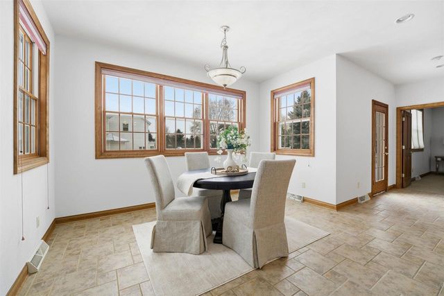 321 E APPLE CREEK ROAD, Appleton, WI 54913