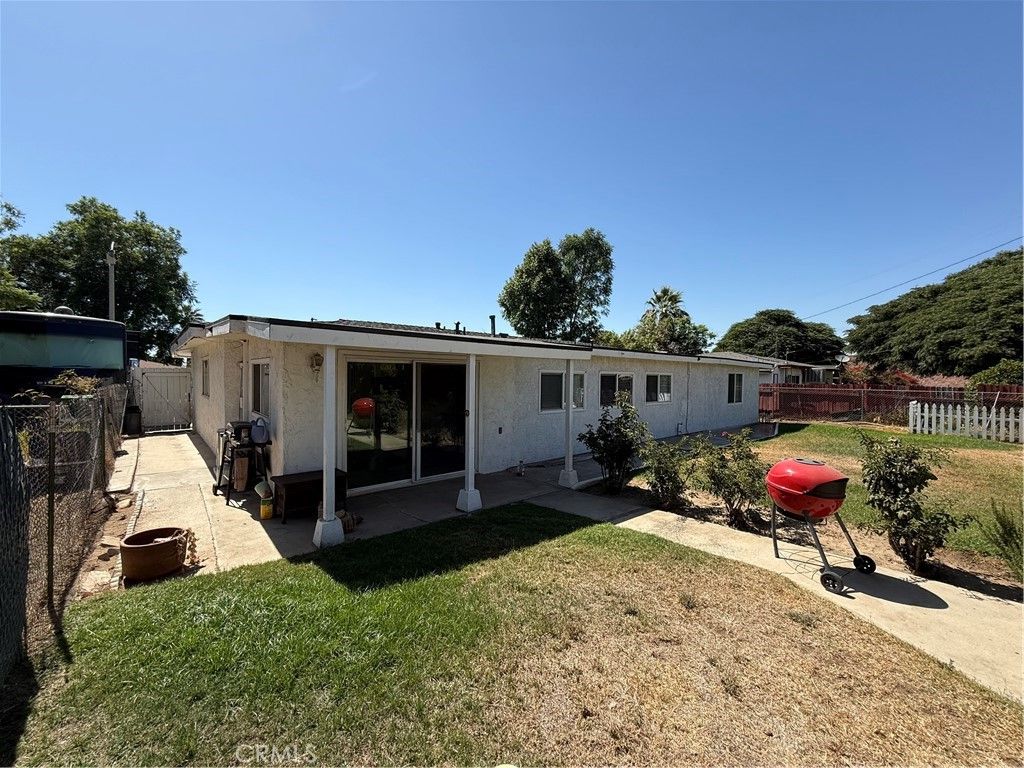 Image 2 of property listing at 3000 Carl, Riverside, CA 92507