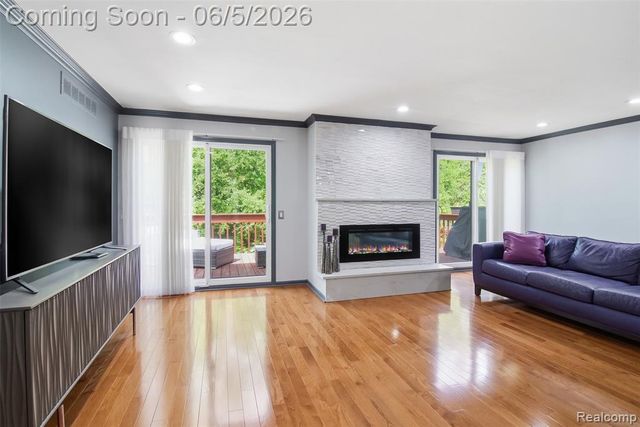 28877 Walnut Grove Lane, Southfield, MI 48034