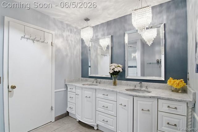 28877 Walnut Grove Lane, Southfield, MI 48034