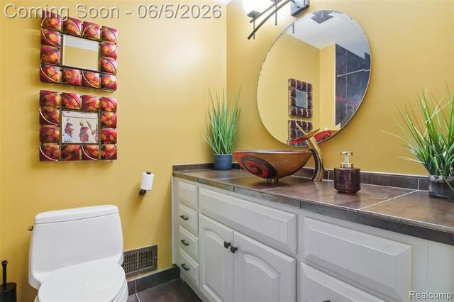 28877 Walnut Grove Lane, Southfield, MI 48034