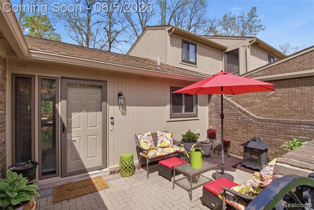 28877 Walnut Grove Lane, Southfield, MI 48034