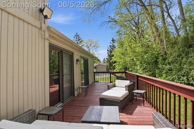 28877 Walnut Grove Lane, Southfield, MI 48034