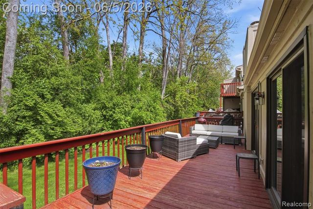 28877 Walnut Grove Lane, Southfield, MI 48034