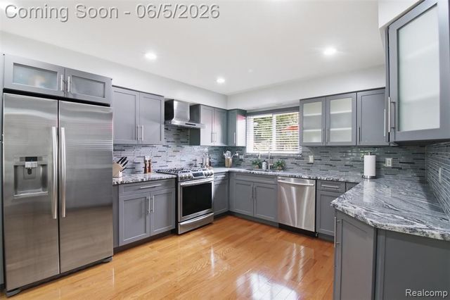 28877 Walnut Grove Lane, Southfield, MI 48034