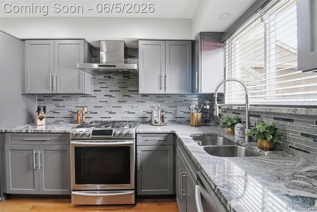 28877 Walnut Grove Lane, Southfield, MI 48034