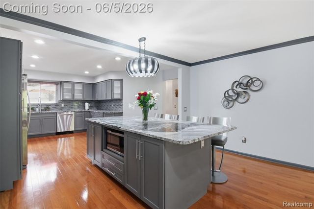 28877 Walnut Grove Lane, Southfield, MI 48034