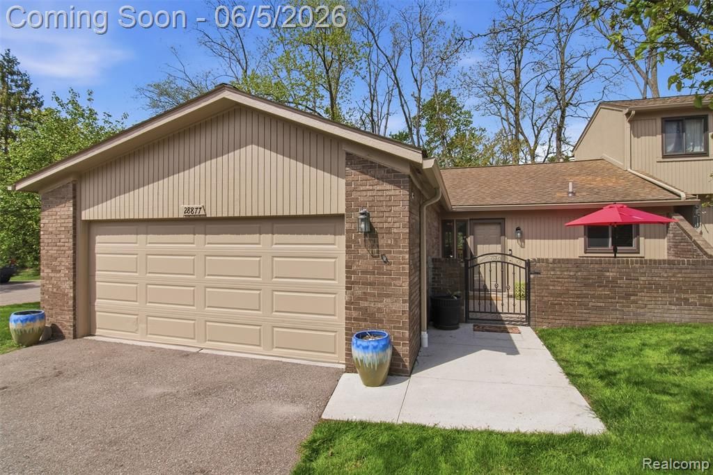 28877 Walnut Grove Lane, Southfield, MI 48034