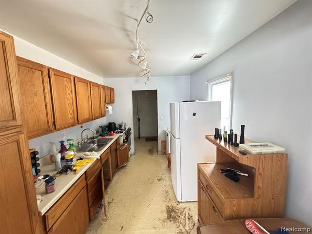 25012 Midland, Redford, MI 48239