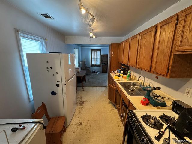 25012 Midland, Redford, MI 48239