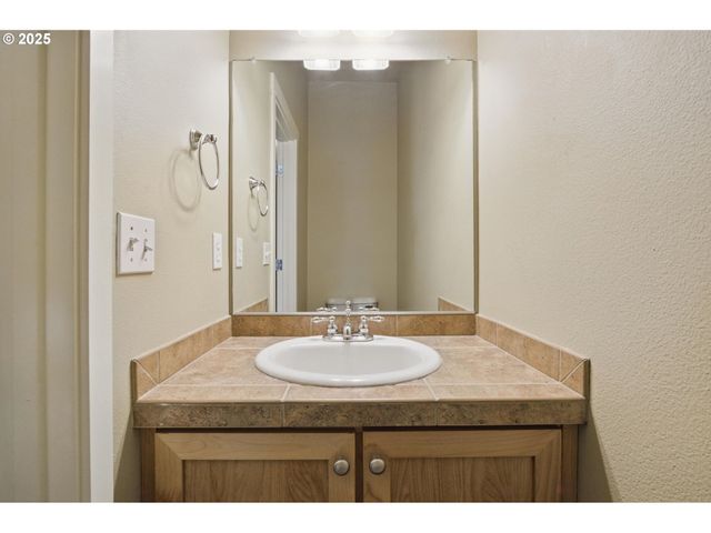 22864 Sw FOREST CREEK Dr 200, Sherwood, OR 97140