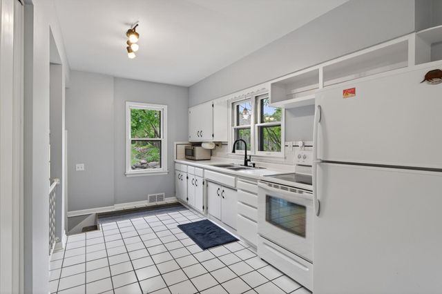 944 Mahtomedi Avenue, Mahtomedi, MN 55115