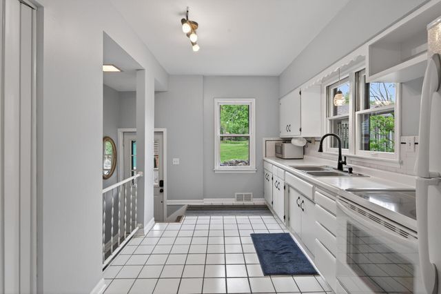 944 Mahtomedi Avenue, Mahtomedi, MN 55115