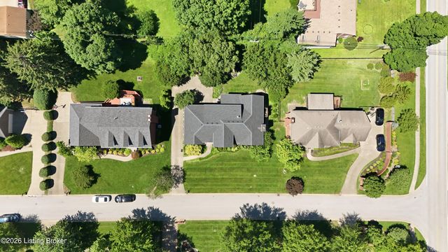 1112 Bentwood Place Ct, Louisville, KY 40207