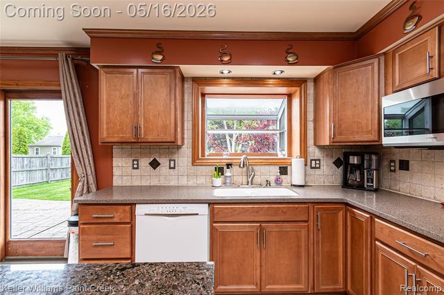 47038 Sarnus Drive, Macomb, MI 48044