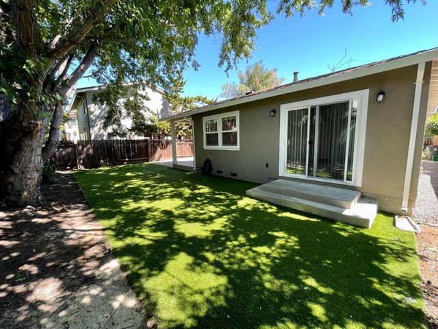 1444 Kentfield Avenue, Redwood City, CA 94061