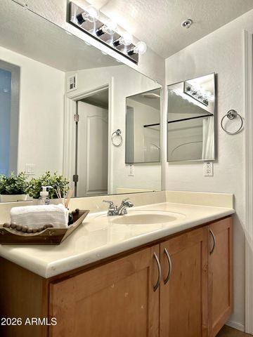 2264 E HUNTINGTON Drive, Phoenix, AZ 85040