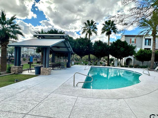 2264 E HUNTINGTON Drive, Phoenix, AZ 85040