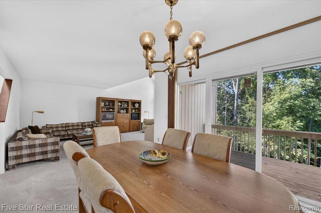 5610 Hillcrest Circle, West Bloomfield, MI 48322