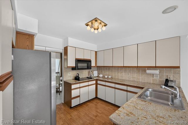 5610 Hillcrest Circle, West Bloomfield, MI 48322