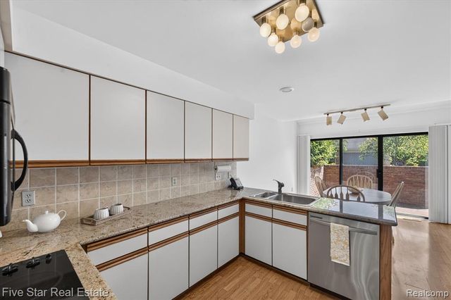 5610 Hillcrest Circle, West Bloomfield, MI 48322