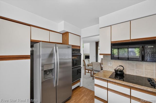 5610 Hillcrest Circle, West Bloomfield, MI 48322