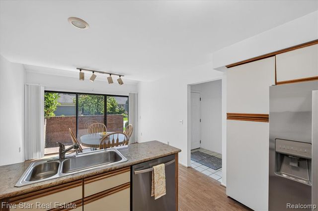 5610 Hillcrest Circle, West Bloomfield, MI 48322