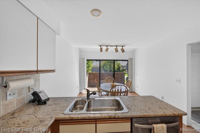 5610 Hillcrest Circle, West Bloomfield, MI 48322