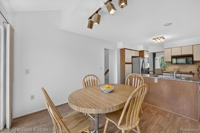 5610 Hillcrest Circle, West Bloomfield, MI 48322