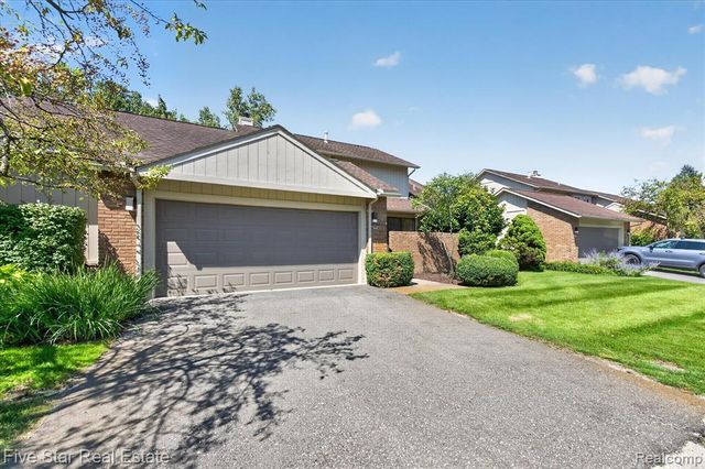 5610 Hillcrest Circle, West Bloomfield, MI 48322