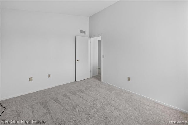 5610 Hillcrest Circle, West Bloomfield, MI 48322