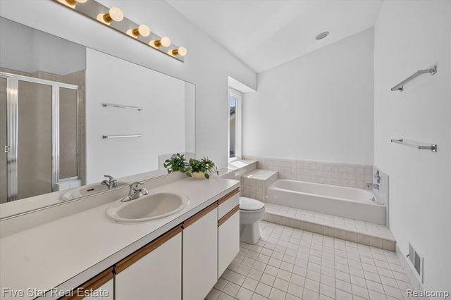 5610 Hillcrest Circle, West Bloomfield, MI 48322