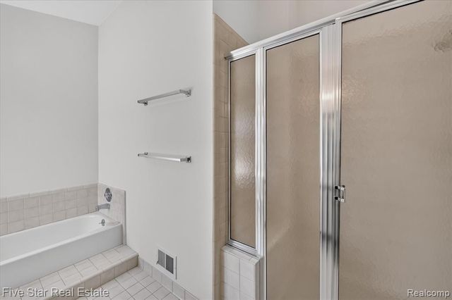 5610 Hillcrest Circle, West Bloomfield, MI 48322