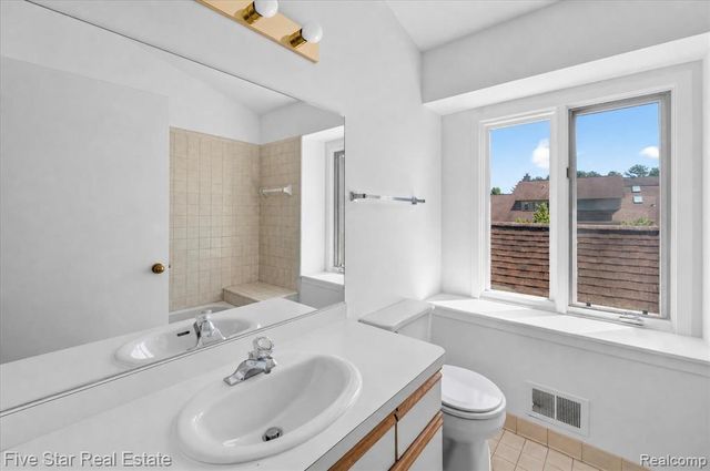5610 Hillcrest Circle, West Bloomfield, MI 48322