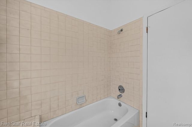 5610 Hillcrest Circle, West Bloomfield, MI 48322
