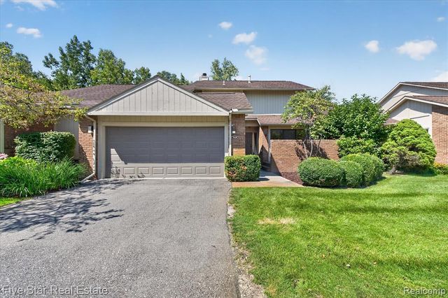 5610 Hillcrest Circle, West Bloomfield, MI 48322