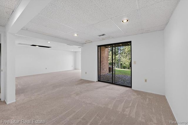 5610 Hillcrest Circle, West Bloomfield, MI 48322