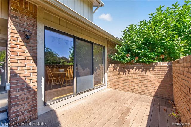 5610 Hillcrest Circle, West Bloomfield, MI 48322