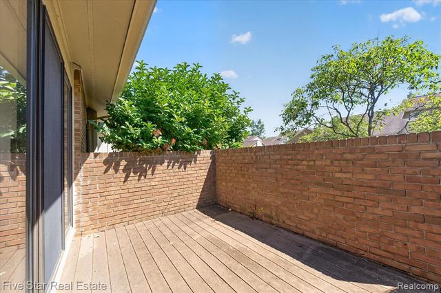 5610 Hillcrest Circle, West Bloomfield, MI 48322