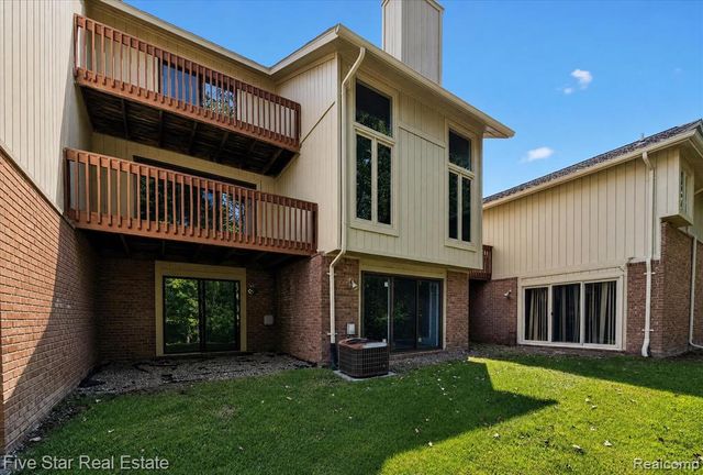 5610 Hillcrest Circle, West Bloomfield, MI 48322