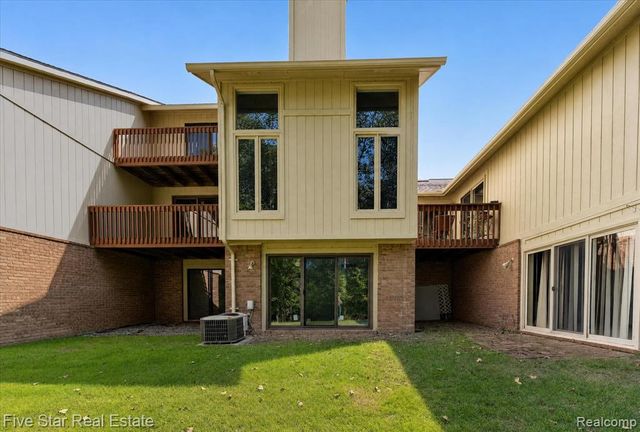 5610 Hillcrest Circle, West Bloomfield, MI 48322