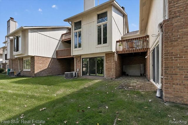 5610 Hillcrest Circle, West Bloomfield, MI 48322