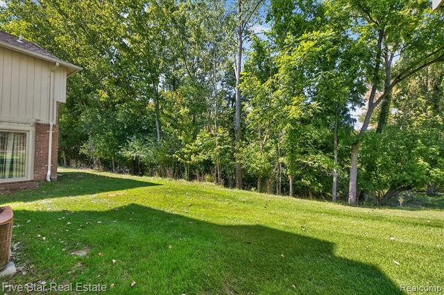 5610 Hillcrest Circle, West Bloomfield, MI 48322